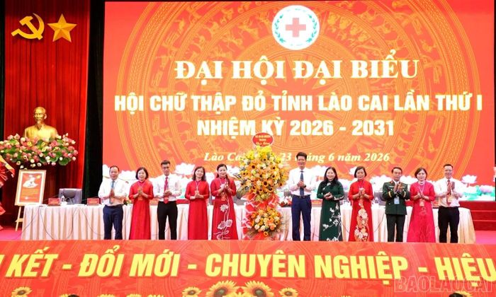 Thay mặt lãnh đạo tỉnh, đồng chí Nguyễn Thế Phước - Phó Bí thư Tỉnh ủy, Chủ tịch Ủy ban MTTQ Việt Nam tỉnh Lào Cai tặng hoa chúc mừng đại hội.