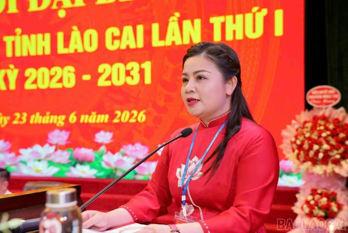 Bà Hà Thị Ngoan, Chủ tịch Hội Chữ thập đỏ tỉnh Lào Cai phát biểu khai mạc đại hội.