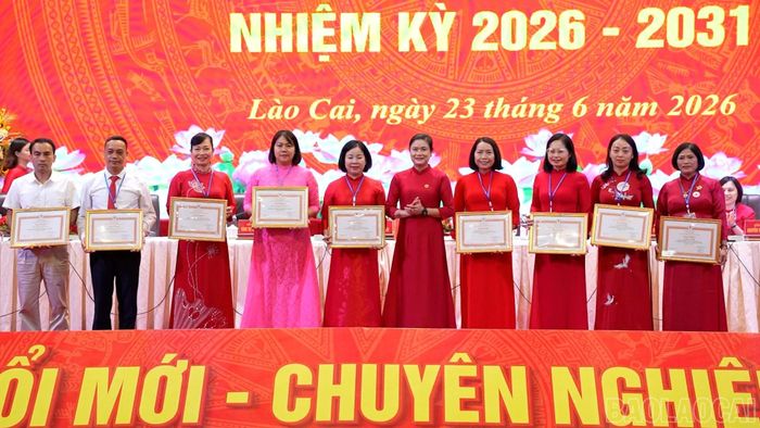 Các tập thể, cá nhân nhận Bằng khen của Trung ương Hội Chữ thập đỏ Việt Nam.