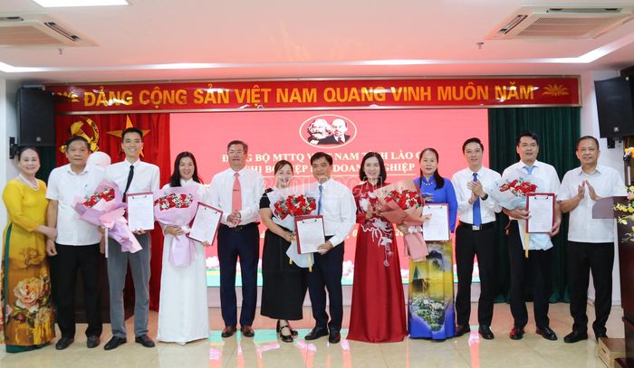 Đại diện chi bộ và các đại biểu chúc mừng 5 đảng viên mới được kết nạp tại buổi lễ.