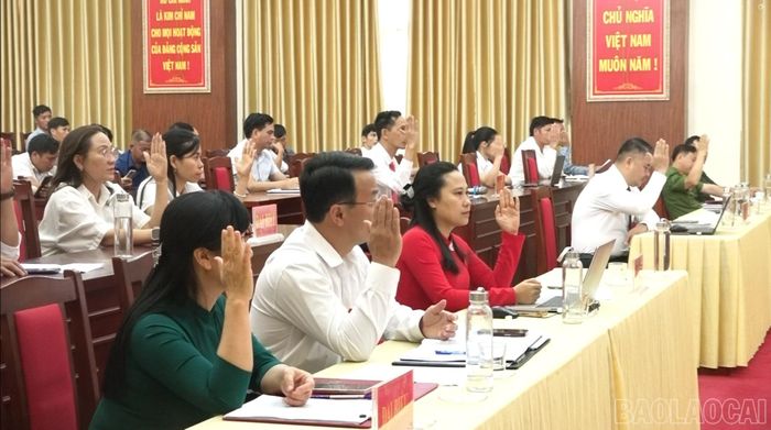 Đại biểu HĐND xã Hạnh Phúc biểu quyết thông qua các nghị quyết tại kỳ họp.