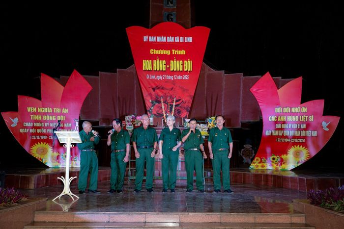 Chương trình Hoa hồng - Đồng đội là hoạt động thường niên của xã Di Linh, góp phần giáo dục truyền thống yêu nước cho thế hệ trẻ