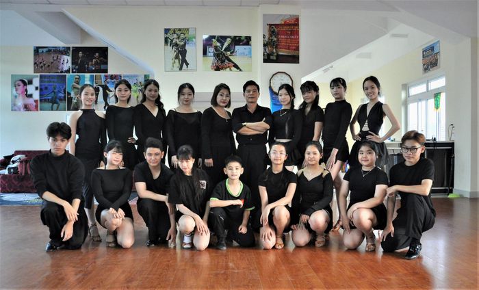HLV Lưu Phi Long (đứng thứ 5 từ phải sang) cùng các thành viên của đội tuyển trẻ Khiêu vũ thể thao Lâm Đồng