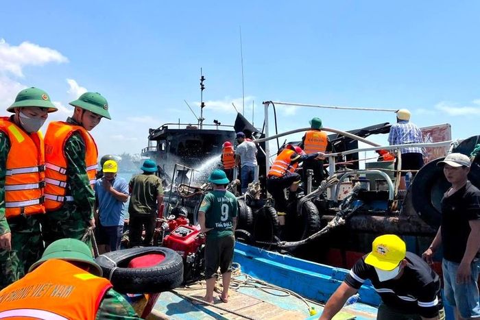 Đồn Biên phòng cửa khẩu cảng Liên Hương kịp thời hỗ trợ khắc phục vụ cháy nổ tàu chở dầu trên vùng biển Lâm Đồng
