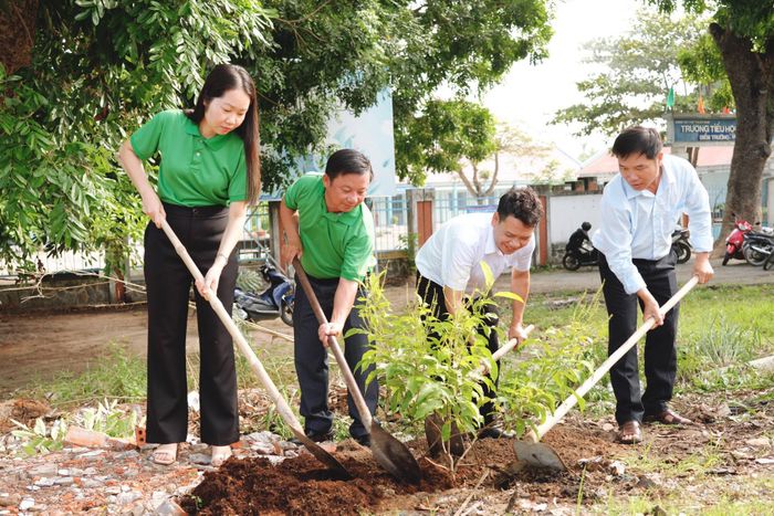 Trồng cây xanh bảo vệ môi trường tại thôn Minh Hòa, xã Hàm Thuận Nam
