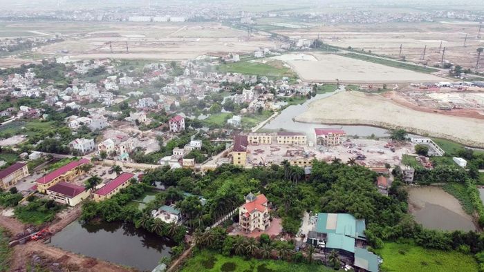 Theo đó, hàng trăm hộ dân tại các thôn Thủ Pháp, Lương Pháp và Mỹ Thôn cần bàn giao mặt bằng theo các mốc thời gian cụ thể nhằm bảo đảm tiến độ triển khai dự án trọng điểm quốc gia.