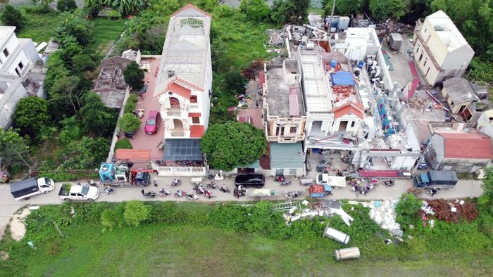Nhằm hỗ trợ người dân trong quá trình di dời, UBND xã Gia Bình đã bố trí nhân lực và phương tiện miễn phí để vận chuyển các tài sản thiết yếu.