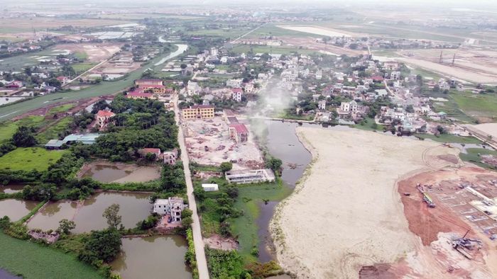 Được biết, các ngôi làng thuộc diện di dời phục vụ dự án sân bay Gia Bình nêu trên có hàng trăm hộ dân cần di dời, trong đó có cả trường học.