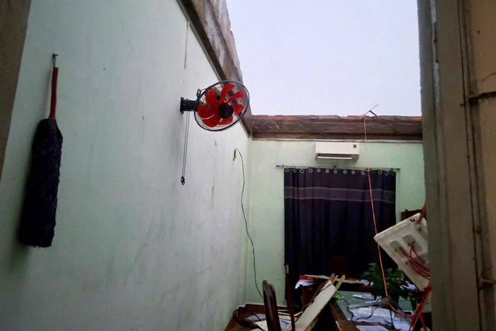 Phòng làm việc của UBND phường Hàm Thắng bị tốc mái