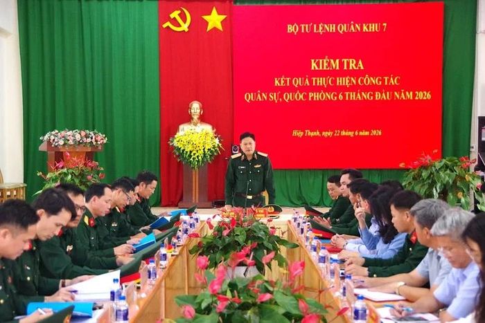 Thiếu tướng Phạm Anh Tuấn, Ủy viên Ban Thường vụ Đảng ủy, Chủ nhiệm Chính trị Quân khu 7 chủ trì kiểm tra tại xã Hiệp Thạnh