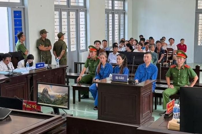 Các bị cáo tại phiên xử