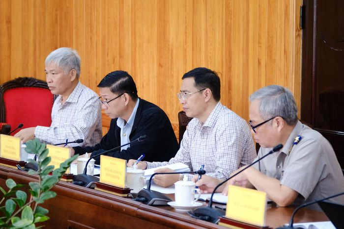 Đại diện lãnh đạo các sở, ngành, đơn vị tham dự buổi làm việc