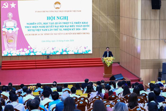 Ủy viên Ban Chấp hành Trung ương Đảng, Phó Bí thư Tỉnh ủy, Chủ tịch UBND tỉnh Lâm Đồng Hồ Văn Mười phát biểu chào mừng Hội nghị quán triệt Nghị quyết Đại hội MTTQ Việt Nam lần thứ XI