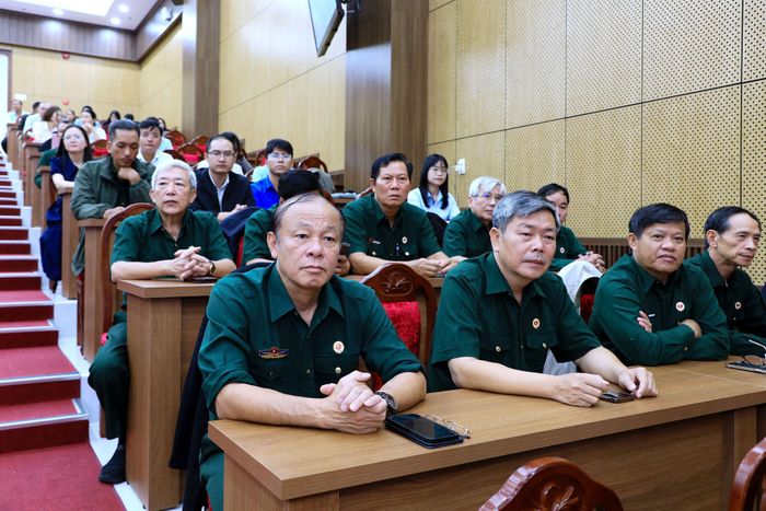 Các đại biểu theo dõi phát biểu của Chủ tịch UBND tỉnh Lâm Đồng