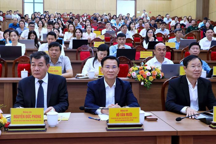 Phó Chủ tịch Ủy ban Trung ương MTTQ Việt Nam Nguyễn Đức Phong và Ủy viên Ban Chấp hành Trung ương Đảng, Phó Bí thư Tỉnh ủy, Chủ tịch UBND tỉnh Lâm Đồng Hồ Văn Mười cùng các đại biểu dự hội nghị