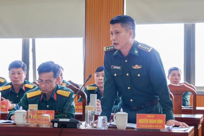 Đại tá Nguyễn Thành Đính, Phó Chỉ huy trưởng Bộ CHQS tỉnh kiêm Chỉ huy trưởng Ban Chỉ huy Bộ đội Biên phòng tỉnh báo cáo về tình hình biên giới trên bộ và trên biển