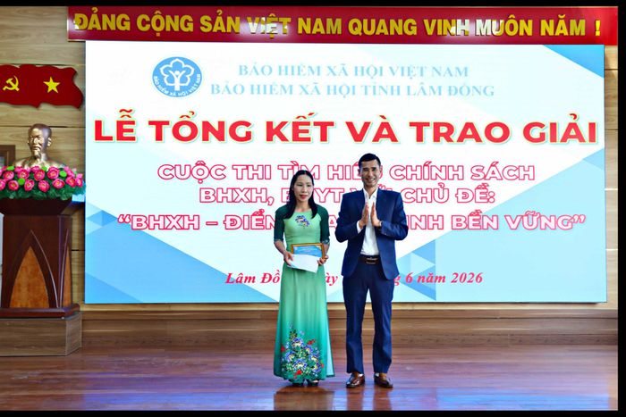 Ông Kiều Công Minh, Phó Giám đốc BHXH tỉnh Lâm Đồng trao giải Nhì cuộc thi cho chị Tô Thị Nga (xã Quảng Lập)