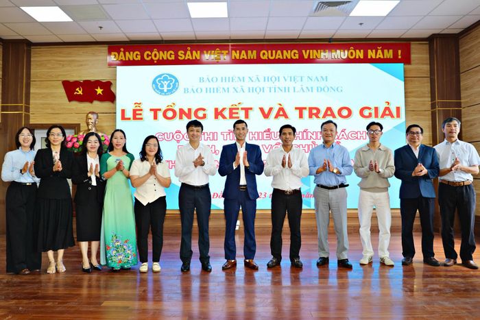 Ban Tổ chức, các đại biểu và thí sinh đạt giải chụp ảnh lưu niệm tại điểm cầu chính BHXH tỉnh Lâm Đồng