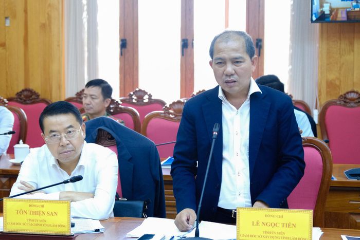 Đại diện lãnh đạo Sở Xây dựng phát biểu tại cuộc họp