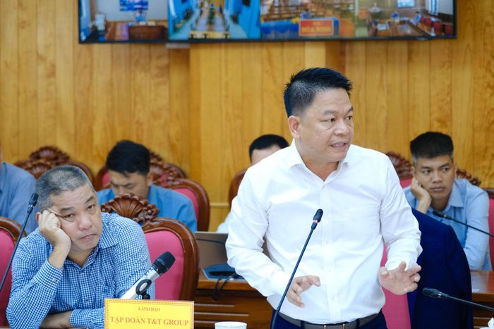 Ông Nguyễn Ngọc Nghị, Phó Tổng Giám đốc Tập đoàn T&T, liên doanh nhà đầu tư Dự án Cao tốc Bảo Lộc - Liên Khương giải trình tại cuộc họp