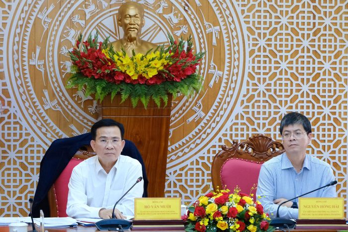 Phó Chủ tịch UBND tỉnh Nguyễn Hồng Hải (bên phải) yêu cầu nhà đầu tư hoàn thiện các hồ sơ, thủ tục đẩy nhanh tiến độ dự án