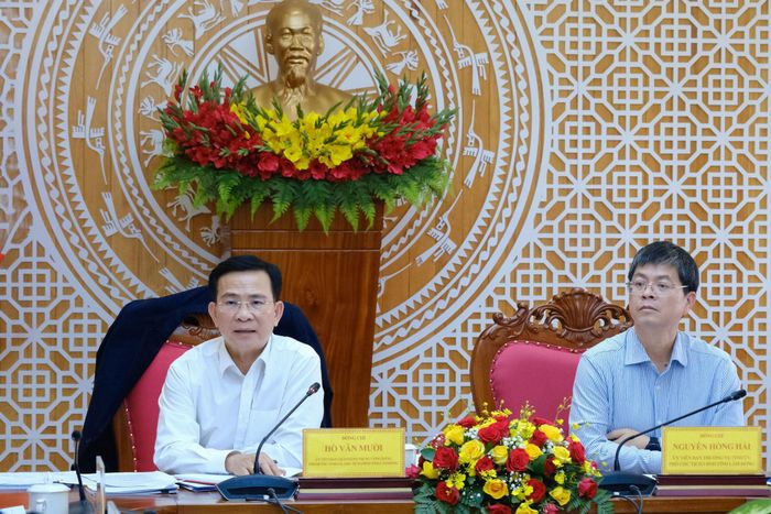 Ủy viên Ban Chấp hành Trung ương Đảng, Phó Bí thư Tỉnh ủy, Chủ tịch UBND tỉnh Hồ Văn Mười và Ủy viên Ban Thường vụ Tỉnh ủy, Phó Chủ tịch UBND tỉnh Nguyễn Hồng Hải đồng chủ trì cuộc họp
