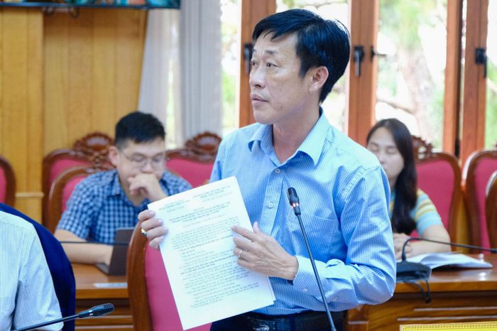 Phó Giám đốc Trung tâm Phát triển quỹ đất tỉnh Huỳnh Văn Minh báo cáo tiến độ giải phóng mặt bằng tại cuộc họp