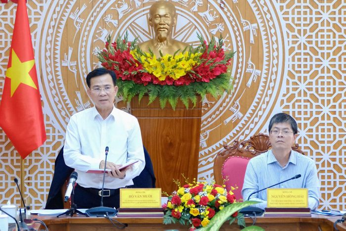 Ủy viên Ban Chấp hành Trung ương Đảng, Phó Bí thư Tỉnh ủy, Chủ tịch UBND tỉnh Hồ Văn Mười và Ủy viên Ban Thường vụ Tỉnh ủy, Phó Chủ tịch UBND tỉnh Nguyễn Hồng Hải đồng chủ trì cuộc họp