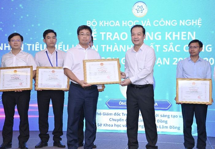 Ông Lê Đăng Khoa, Phó Giám đốc Trung tâm Đổi mới sáng tạo và Chuyển đổi số tỉnh Lâm Đồng nhận Bằng khen của Bộ trưởng Bộ Khoa học và Công nghệ. Ảnh: Thanh Duy