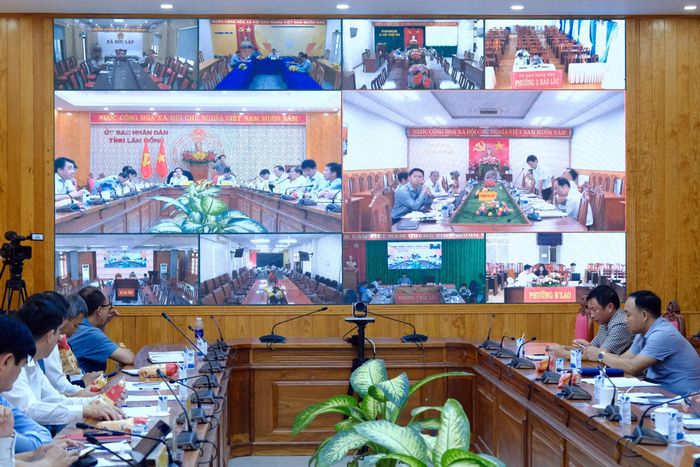 Buổi làm việc được tổ chức trực tiếp và kết nối trực tuyến với các Ban QLDA khu vực từng địa bàn