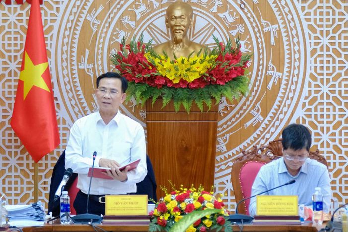 Ủy viên Ban Chấp hành Trung ương Đảng, Phó Bí thư Tỉnh ủy, Chủ tịch UBND tỉnh Hồ Văn Mười yêu cầu các đơn vị, địa phương tận dụng từng ngày, từng giờ, quyết tâm giải ngân vốn đầu tư công