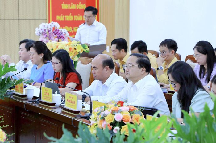 Đại biểu các tỉnh trong Cụm thi đua Tây Nguyên và Duyên hải miền Trung theo dõi chia sẻ của lãnh đạo Ủy ban MTTQ Việt Nam các tỉnh tại hội nghị