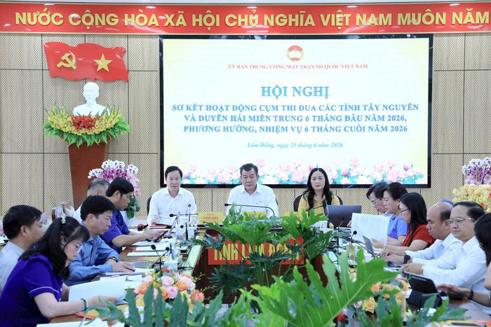 Phó Chủ tịch Ủy ban Trung ương MTTQ Việt Nam Nguyễn Đức Phong cùng các đại biểu dự hội nghị sơ kết thi đua