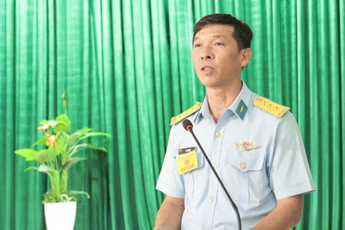 Thượng tá Lê Bá Hiệp, Bí thư Đảng ủy Trung đoàn 915 phát biểu tại hội thi