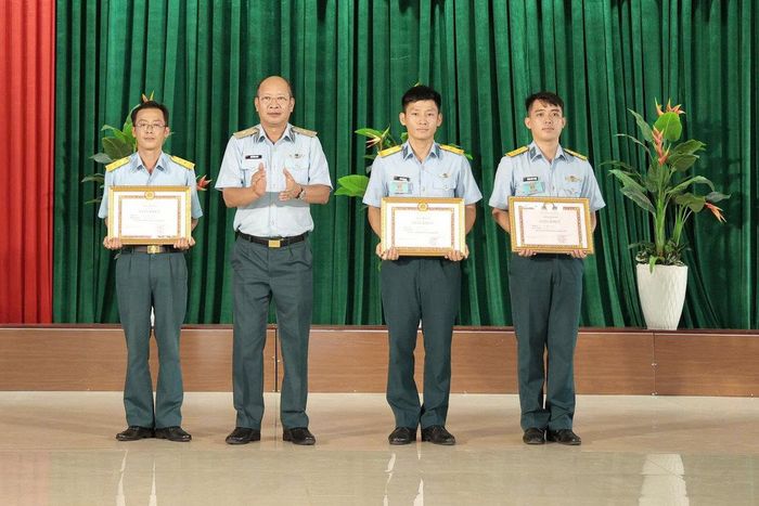Thiếu tướng Ngô Vĩnh Phúc, Hiệu trưởng Trường Sĩ quan Không quân trao giải cho các thí sinh đạt giải trong hội thi