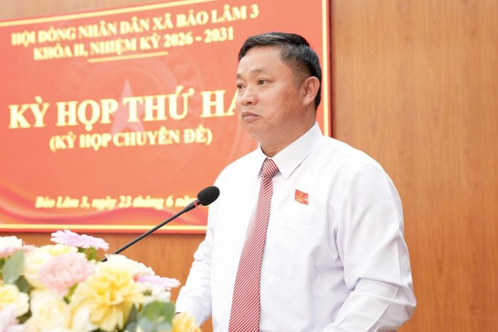Đồng chí Nguyễn Đình Bình, Bí thư Đảng ủy, Chủ tịch HĐND xã phát biểu tại kỳ họp