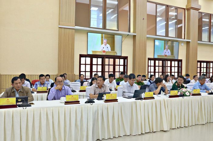 Các đồng chí Ủy viên Ban Thường vụ Tỉnh ủy; lãnh đạo HĐND tỉnh, UBND tỉnh và các thành viên Ban Chỉ đạo của tỉnh tham dự tại điểm cầu Lâm Đồng
