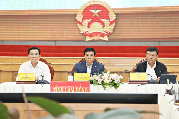 Chủ trì tại điểm cầu Lâm Đồng có các đồng chí: Y Thanh Hà Niê Kđăm, Ủy viên Ban Chấp hành Trung ương Đảng, Bí thư Tỉnh ủy, Trưởng Đoàn ĐBQH tỉnh; Hồ Văn Mười, Ủy viên Ban Chấp hành Trung ương Đảng, Phó Bí thư Tỉnh ủy, Chủ tịch UBND tỉnh; Bùi Thắng, Phó Bí thư Tỉnh ủy