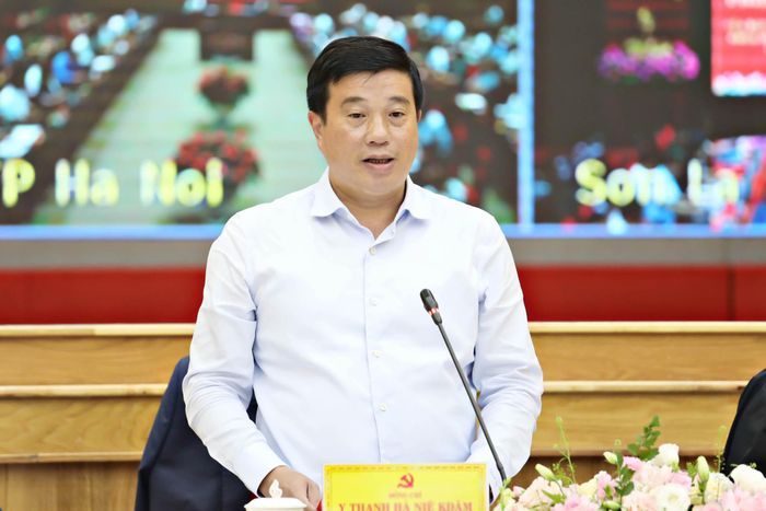 Bí thư Tỉnh ủy Lâm Đồng Y Thanh Hà Niê Kđăm phát biểu tham luận tại điểm cầu trực tuyến Tỉnh ủy Lâm Đồng