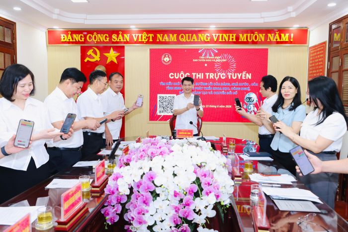 Các đại biểu tham gia hưởng ứng cuộc thi.