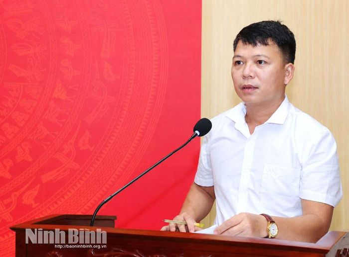Đại diện Đảng ủy xã Gia Trấn phát biểu hưởng ứng cuộc thi.
