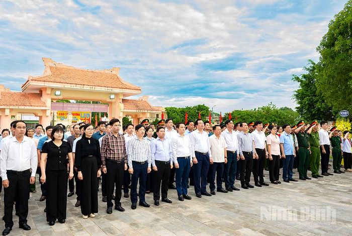 Các đại biểu tham dự lễ dâng hương tại nghĩa trang liệt sĩ Văn Phong.