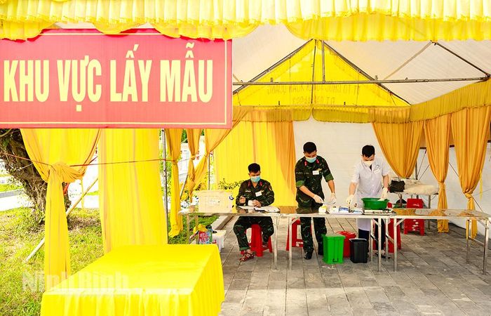 Các cán bộ quân y và nhân viên y tế sẵn sàng các trang thiết bị, dụng cụ chuyên dụng để tiến hành công tác lấy mẫu sinh phẩm, phục vụ giám định ADN hài cốt liệt sĩ.