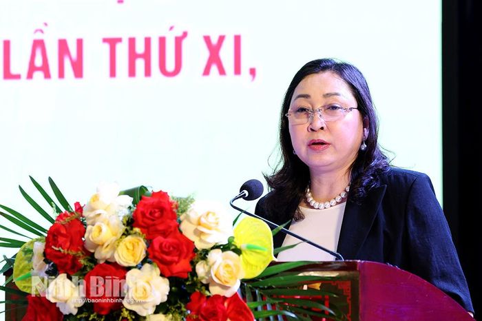 Đồng chí Đinh Thị Lụa, Phó Bí thư Tỉnh ủy, Chủ tịch Ủy ban MTTQ Việt Nam tỉnh phát biểu tại hội nghị.
