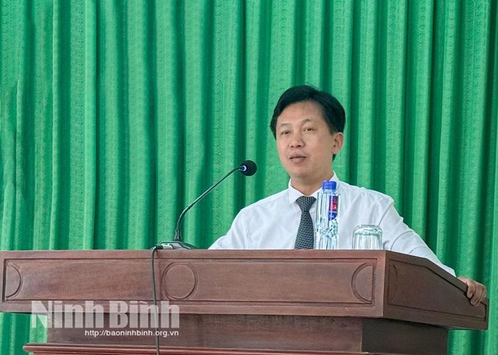 Lãnh đạo Trường Chính trị tỉnh phát biểu tại lễ khai giảng.
