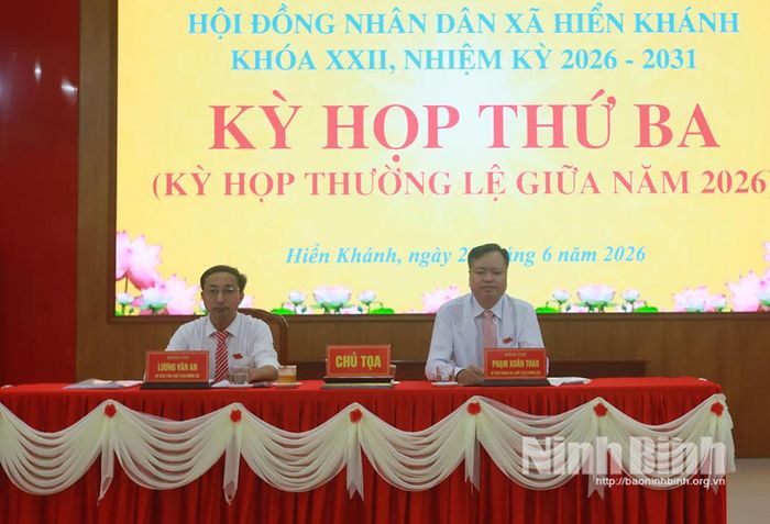 Các đồng chí Chủ tọa kỳ họp HĐND xã Hiển Khánh. Ảnh: Hồng Ngọc