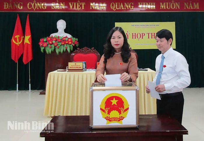 Các đại biểu tiến hành bầu bổ sung Ủy viên UBND xã Gia Vân, nhiệm kỳ 2026 - 2031.