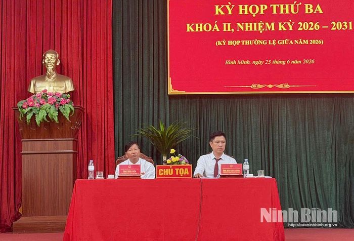 Các đồng chí Chủ tọa kỳ họp. Ảnh: Lan Anh