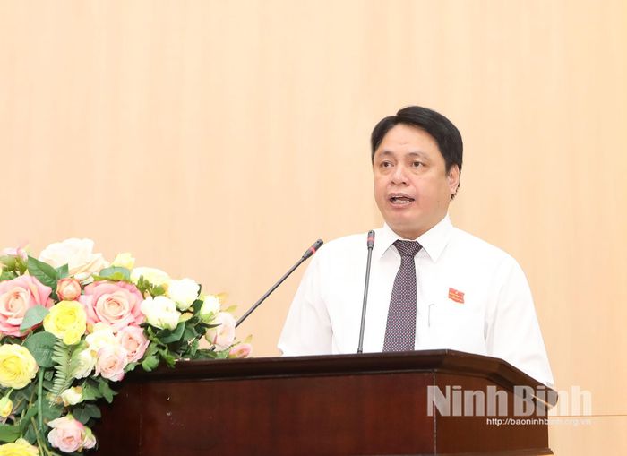 Đồng chí Trần Minh Thắng, Ủy viên Ban Thường vụ Tỉnh ủy, Bí thư Đảng ủy, Chủ tịch HĐND phường Nam Định phát biểu tại kỳ họp. Ảnh: Việt Thắng