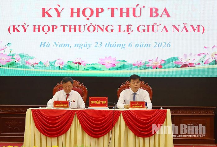 Các đồng chí Chủ tọa điều hành kỳ họp. Ảnh: Phạm Hiền